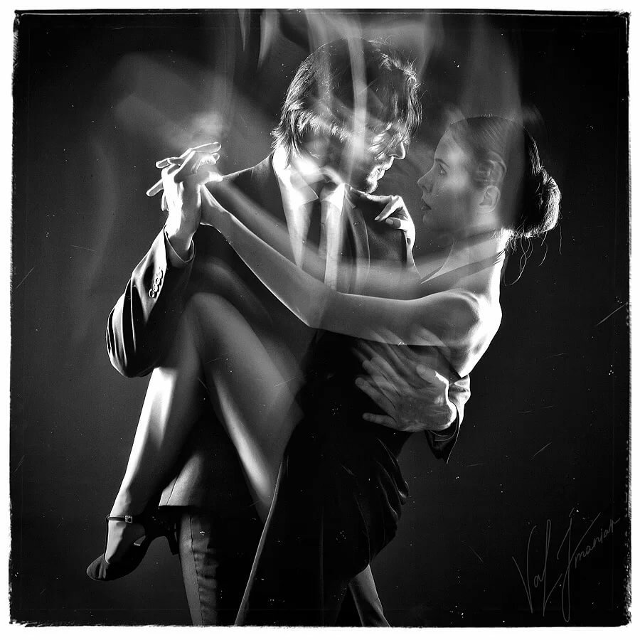 Мужчина и женщина танцуют в темноте