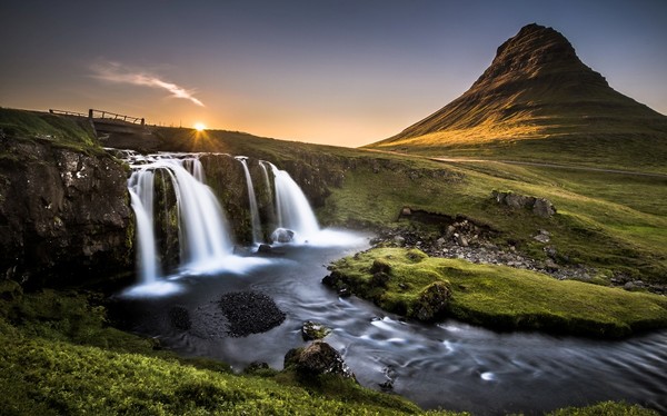 Киркьюфетль, Исландия.
Киркьюфетль  — гора в западной части Исландии, находится вблизи города Грюндарфьёрдюр на западном берегу одноимённого фьорда на севере полуострова Снайфедльснес. Названием Kirkjufell (кирха-гора) гора обязана схожестью по форме с крышей кирхи. Высота вершины 463 м.