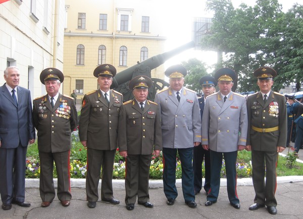 Генералы Кипрский В.М., Денисенко В.А., Кудрявцев В.Г., Дорофеев В.Т. Баканеев С.А. (председатель ГАК МВАА), Матвеевский М.М. (НРВ и А СВ), Чернигель В.Я., НА ВДВ на очередном выпуске офицеров МВАА. 23 июня 2013 г.