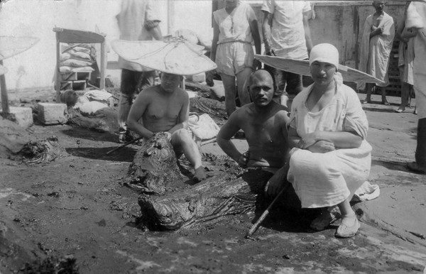 1932 год. Дед на грязях в Евпатории (справа – медсестра)