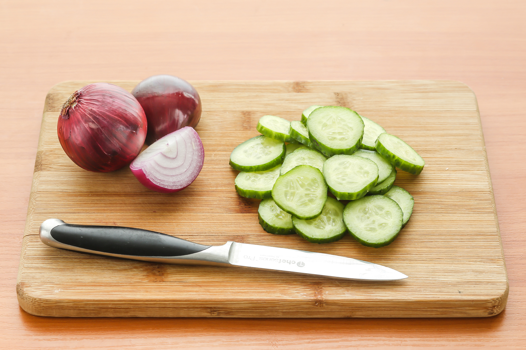 Нож режет овощи. Доска для нарезки овощей. Резать овощи. Правильная нарезка овощей. Нарезание овощей.
