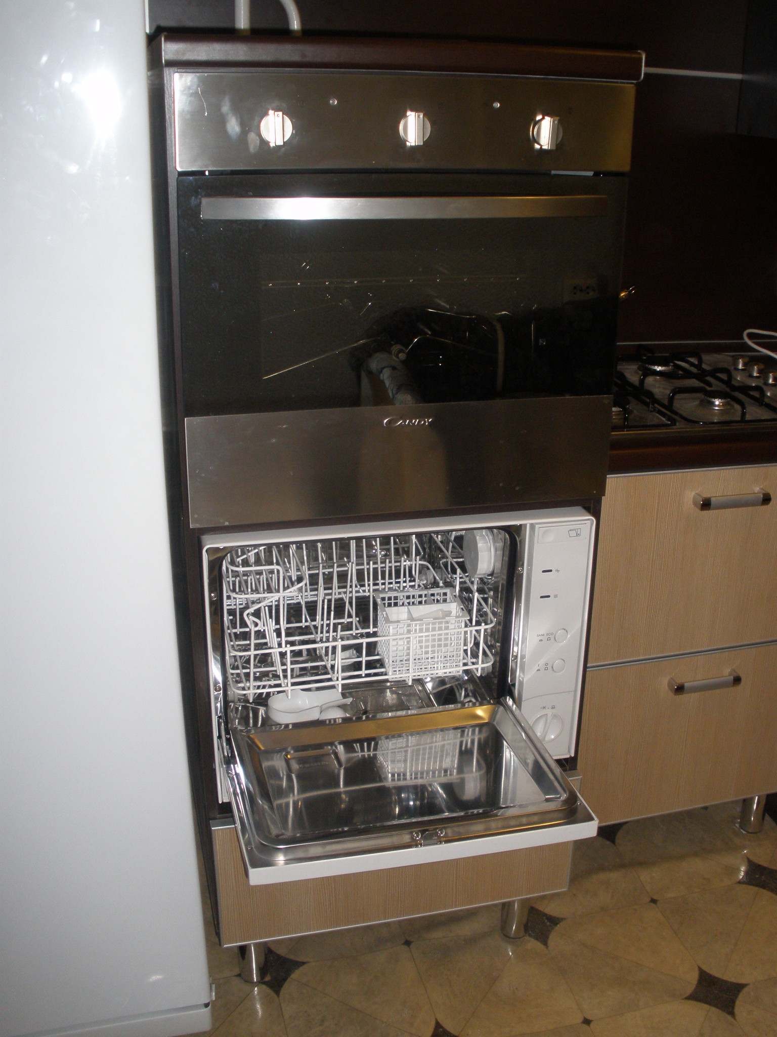 Посудомоечная машина и духовой шкаф на одном автомате