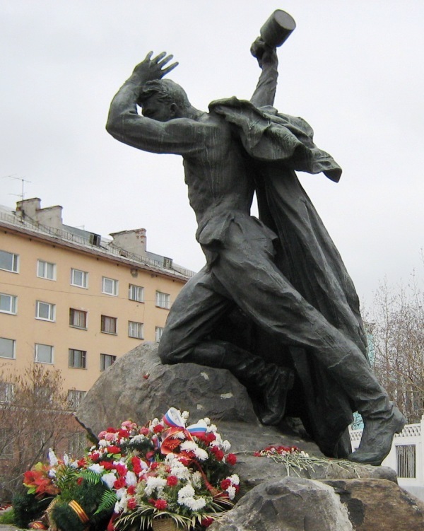 Город герой скульптуры. Мурманск город герой памятники. Город герой Мурманск Обелиск.