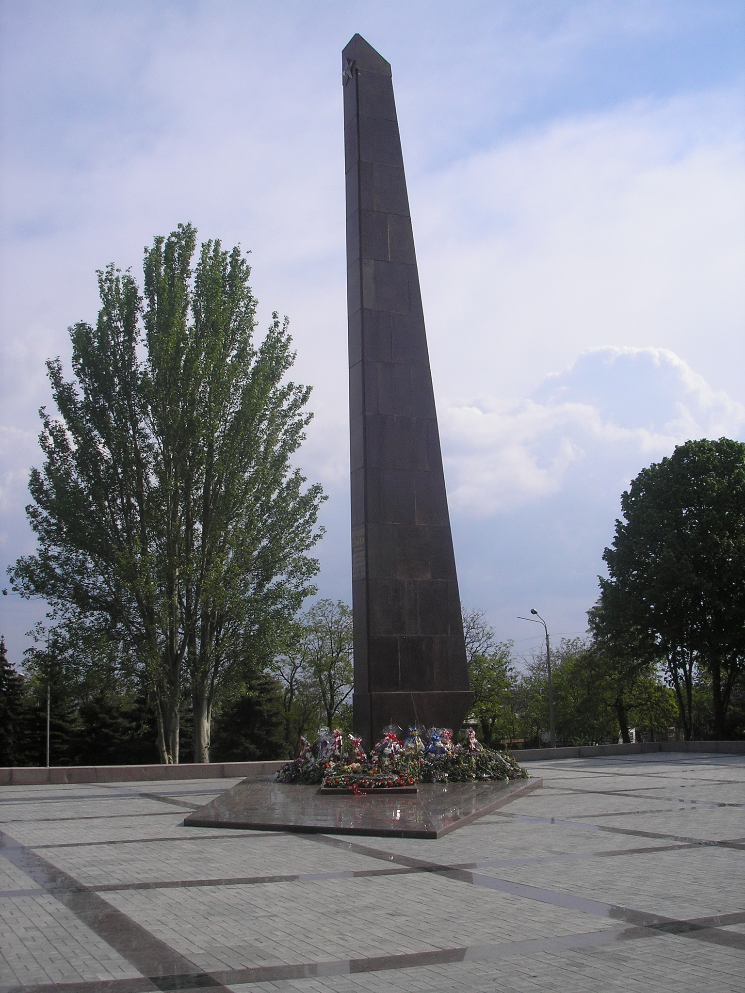 Никополь. Никополь Украина. Никополь (город, Украина). Никополь Днепропетровская область. Никополь памятник вечный огонь.