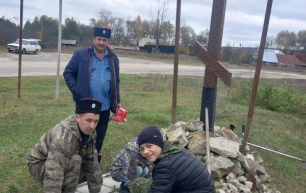 3 октября, в рамках взаимодействия с Барышской Епархией, волжские казаки ХКО «Хутор Тереньгульский» Симбирского окружного казачьего войска ВВКО на территории православного Поклонного Креста провели субботник.
Поклонный Крест был установлен несколько лет назад по благословению Матушки Иоанны настоятельницы Архиерейского подворья храма Николая Угодника казаками Станицы «Барышская» на въезде в село Новая Ханинеевка Барышского района Ульяновской области.
В уборке территории приняли участие: Заместитель Атамана Хутора «Тереньгульский» по Барышскому району старший вахмистр Константин Коршунков, старший урядник Сергей Фоменков, младший урядник Василий Альшаков со своим сыном Дмитрием и воспитанник хутора, будущий казак Даниил Мишин.
Казаки убрали мусор, отремонтировали плитку и провели работы по укреплению фундамента.