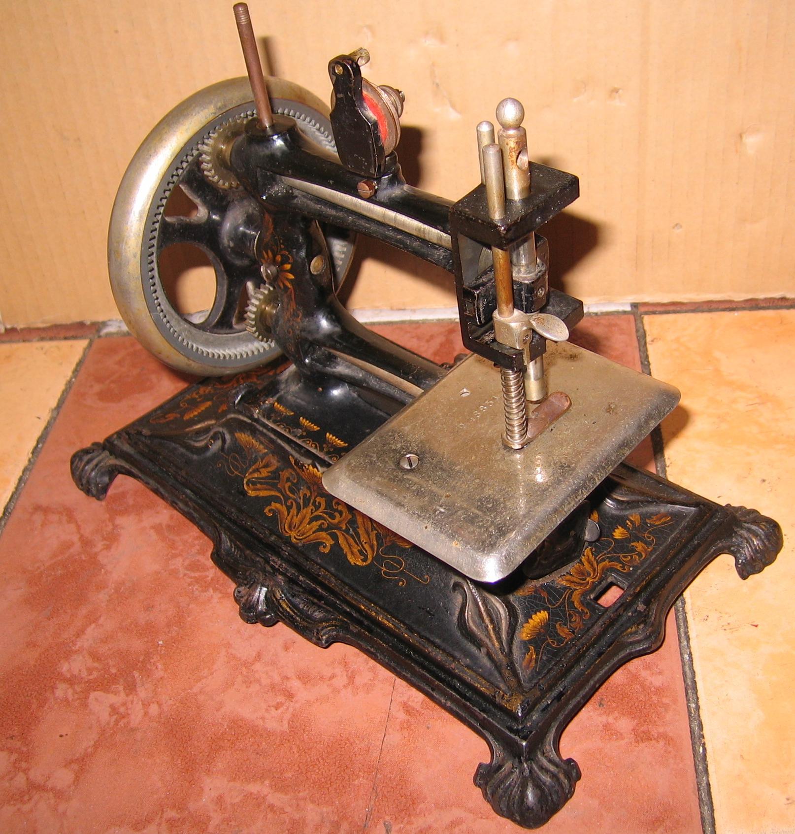 Старинная швейная машинка купить. Швейная машина Зингер. Китайская швейная машинка номер262615. Швейная машинка Кременс Мюллер 1898 года. Швейная машинка Мюллер 12.