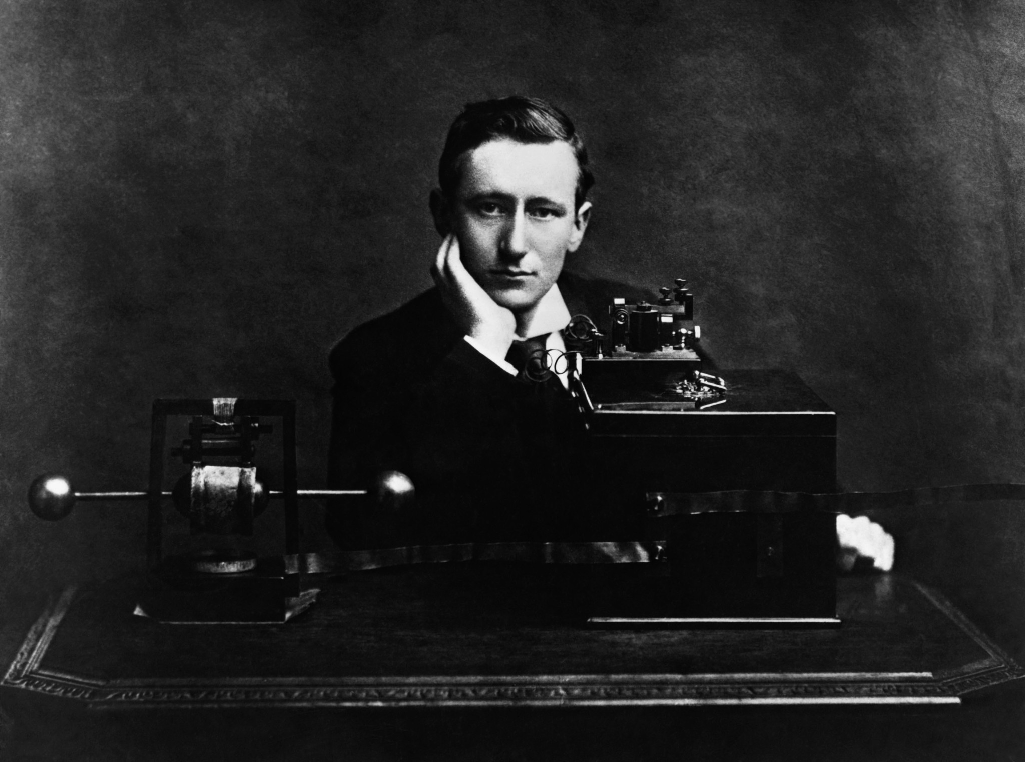 В 19 веке было изобретено радио электричество фотография