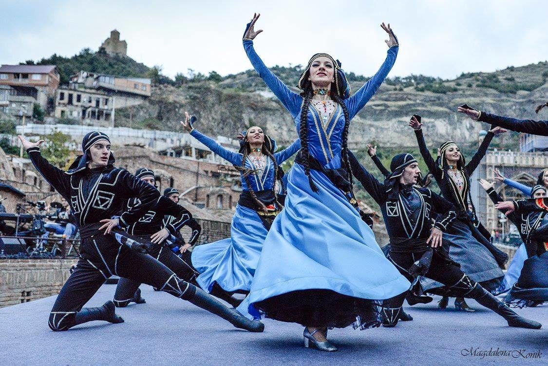 Грузины танцуют