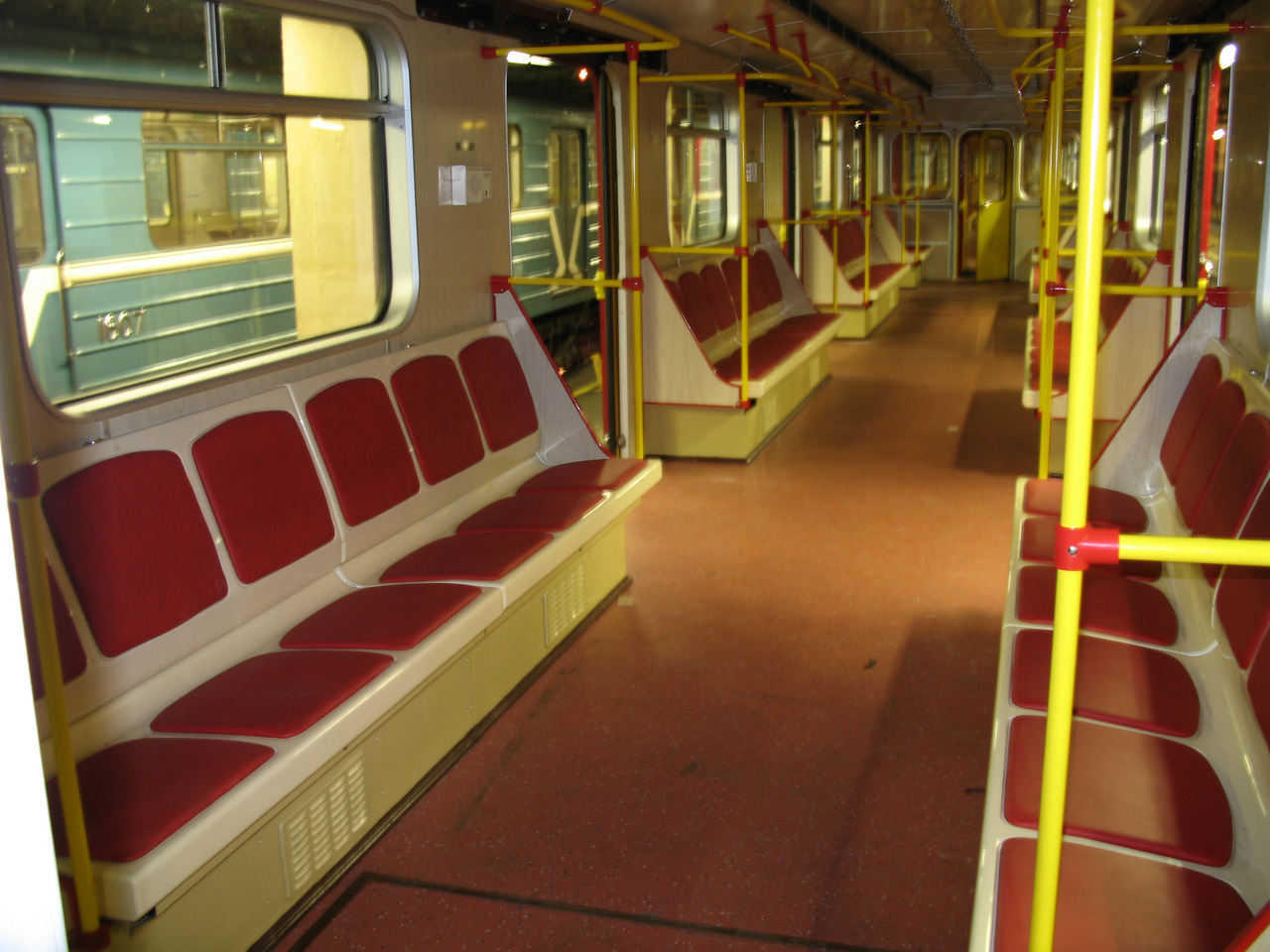 Красная стрела поезд метро салон